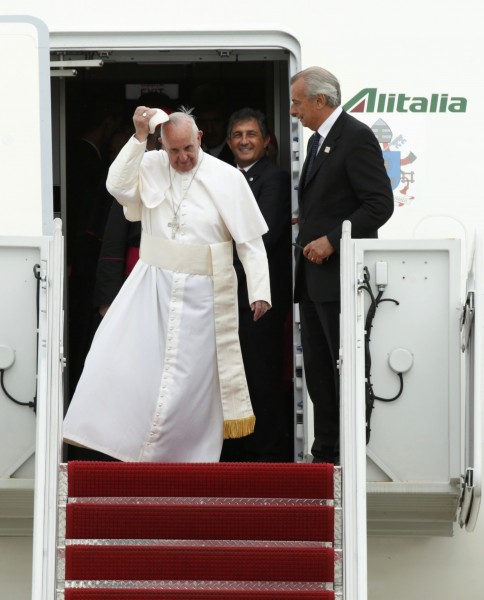 Pope Francis arrives for the first time in the United States at Joint Base Andrews, Maryland September 22, 2015. REUTERS/Kevin Lamarque
