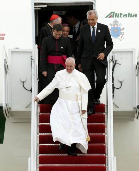 Pope Francis descends the air stairs from his aircraft to be welcomed by U.S. President Barack Obama (not pictured) upon his arrival at Joint Base Andrews outside Washington September 22, 2015. REUTERS/Kevin Lamarque