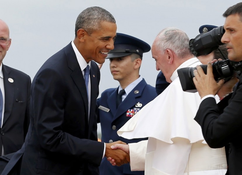 U.S. President Barack Obama (L) welcomes Pope Francis to the United States upon his arrival at Joint Base Andrews outside Washington September 22, 2015. REUTERS/Jonathan Ernst (TPX IMAGES OF THE DAY)