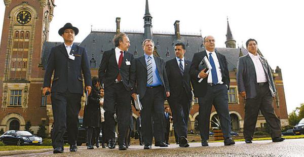 La delegación boliviana acudió a La Haya, en mayo, para presentar los alegatos de la demanda marítima