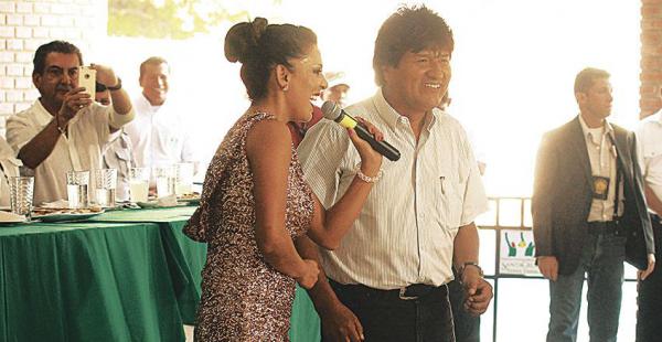 A pedido de la cantante Camila Soruco, el primer mandatario hizo el ‘paso del cuellito’. Cosechó aplausos