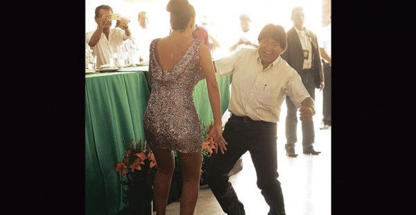 Al son de Juana, la cubana, Evo dio muestras de sus dotes de bailarín. Ocurrió en el colegio Elfy Ribera