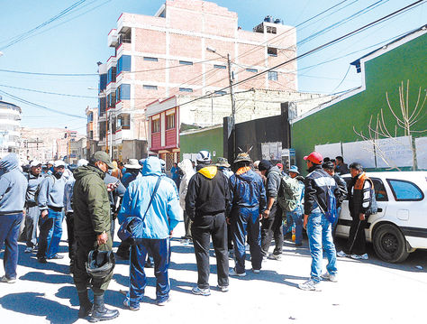 Movilización. Policías en la protesta de ayer en la ciudad de Oruro.