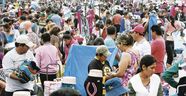 Un centenar de policías ayudó a despejar el cuarto anillo de la Feria Barrio Lindo. Luego los comerciantes coparon la avenida Cumabi