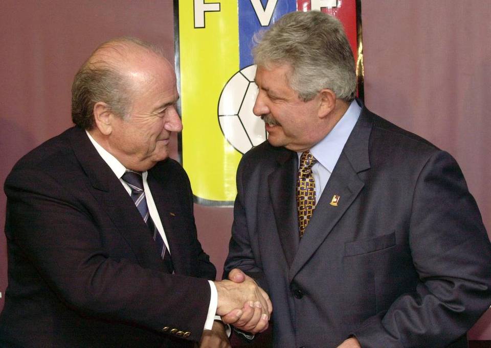Sepp Blatter (izq.), presidente de FIFA, y Rafael Esquivel, presidente de la Federación de Fútbol de Venezuela, el 8 de noviembre de 2004 en Caracas, Venezuela.