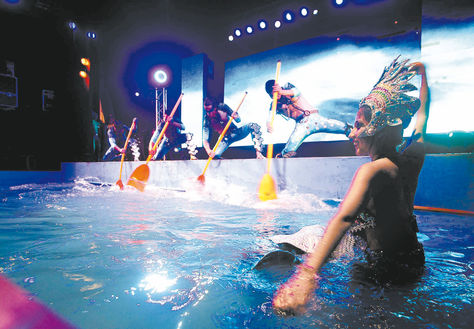 Colorido. El escenario armado por la fábrica de cemento cuenta con tres niveles, en el inferior se instaló una piscina que tiene aguas danzantes. 