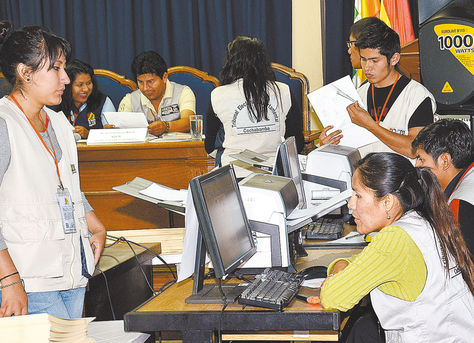 Escrutinio. Personal del Tribunal Electoral Departamental de La Paz, durante el conteo de votos.