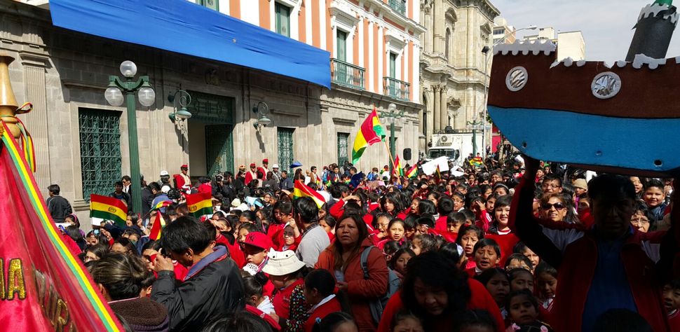 La población celebra el fallo en puertas del Palacio de Gobierno. Foto: Ángel Guarachi