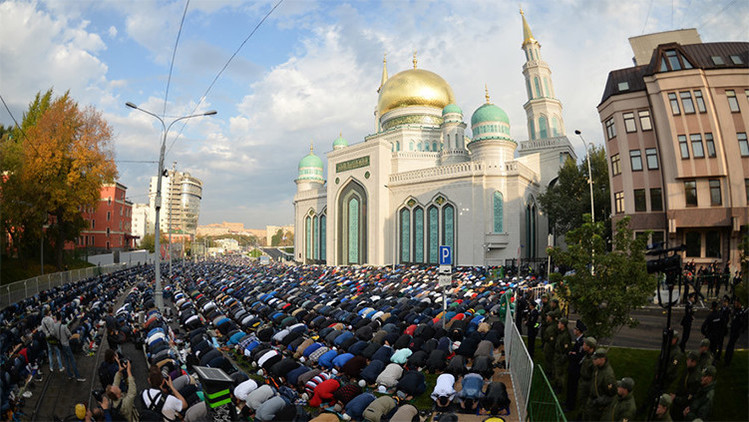 FOTOS: Casi 150.000 musulmanes festejan la 'Celebración del Sacrificio' en Moscú