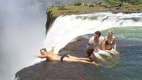 Una piscina al borde el abismo en Cataratas Victoria.