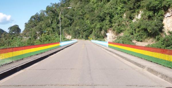 El puente internacional que une las ciudades de Bermejo (Bolivia) y Agua Blanca (Argentina) se encuentra bloqueado por los trabajadores del ingenio azucarero
