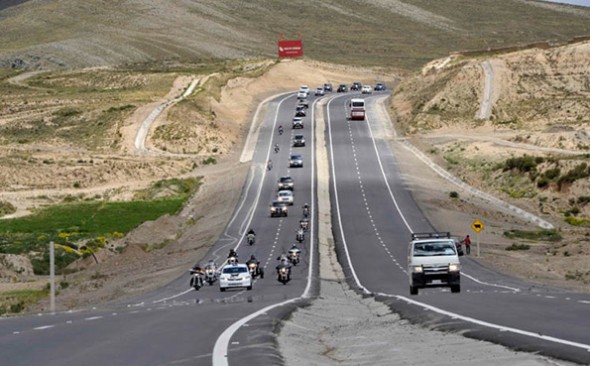 CARRETERA. La doble vía La Paz-Oruro en el acto de inauguración por parte de autoridades. - Agencia Bolivia de información ABI Agencia