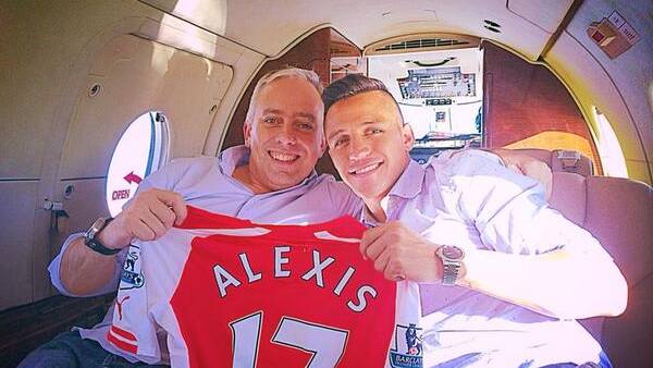 El agente argentino Fernando Felicevich junto a Alexis Sánchez. (@ffelicevich)
