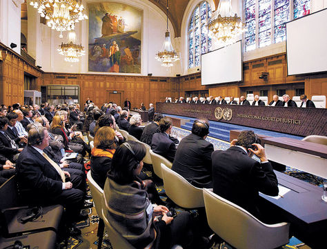 Audiencia. Los 15 jueces de la CIJ durante la sesión de ayer cuando se leyó el fallo definitivo sobre la demanda marítima del país. 