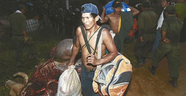 Los policías aplicaron la violencia. Los marchistas solo atinaban a correr ante la furia