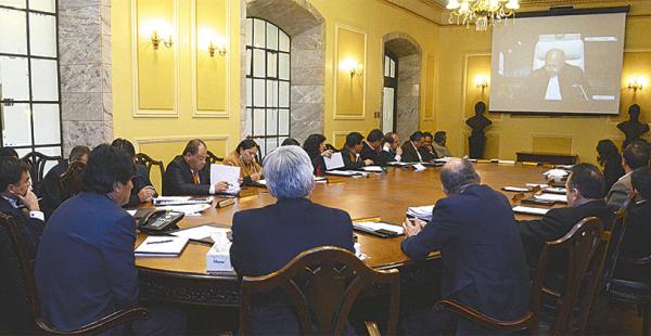 El presidente Evo Morales y miembros de su gabinete, desde muy temprano, acudieron al Palacio para ver por la TV y escuchar el fallo