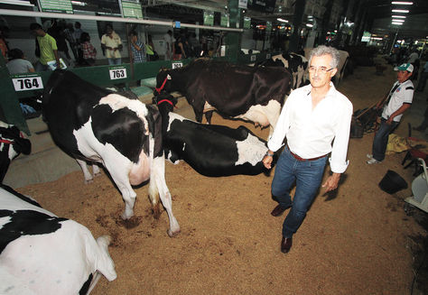 El presidente de la Cámara Agropecuaria del Oriente (CAO), Julio Roda, en el sector de exposición de las vacas lecheras. Foto: Wara Vargas