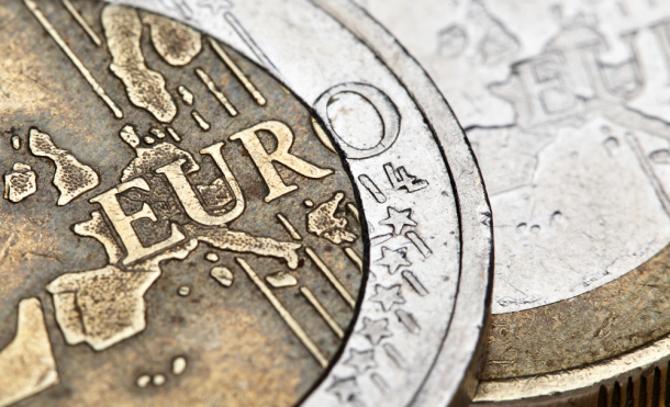 Detalle de la cara de una moneda de 2 euros, en el que se aprecia el mapa europeo. Fuente: Shutterstock
