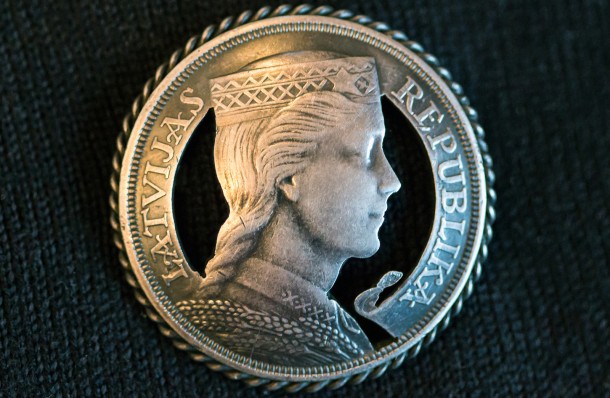 Antigua moneda letona con el perfil de Zelma Brauere. Fuente: Spi3uk