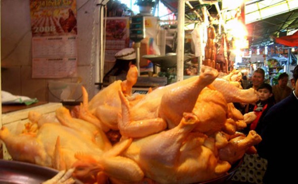 COMERCIALIZACIÓN. La fotografía muestra gran cantidad de carne de pollo que se comercializa en uno de los mercados de La Paz - María René Centellas La Prensa