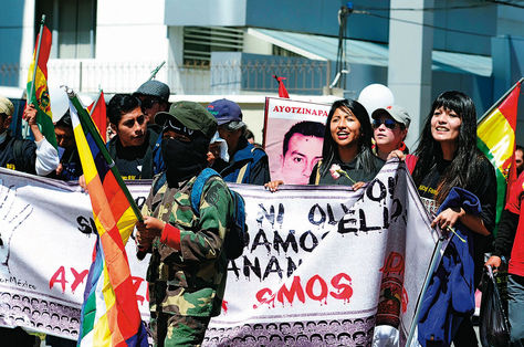 PLANTÓN. Eva Liz (centro) y jóvenes frente a la Embajada de México. Foto: Alejandra Rocabado