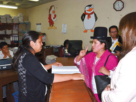 Encuentro. La ministra de Justicia, Virginia Velasco, realiza operativos en los juzgados del departamento de La Paz. Foto: Fernando Cartagena