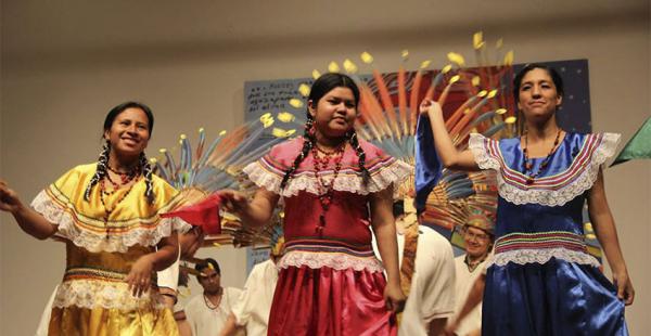 El ensamble moxeño ofrece un espectáculo que combina la música misional con las danzas regionales