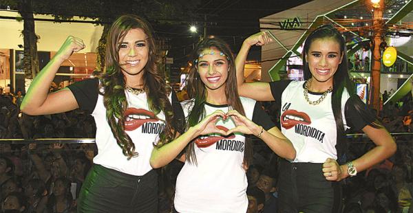 Isa Balcázar, Fiorella Zamora y Yuvinka Áñez, junto con otros integrantes del reality, son los encargados del show central