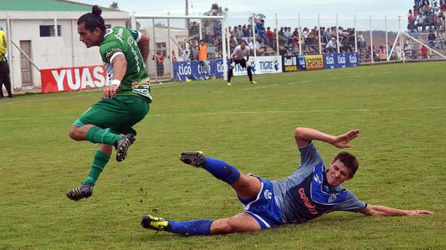 Iver Castedo (izq) fue el autor del segundo gol de Petrolero del Chaco. Foto: APG