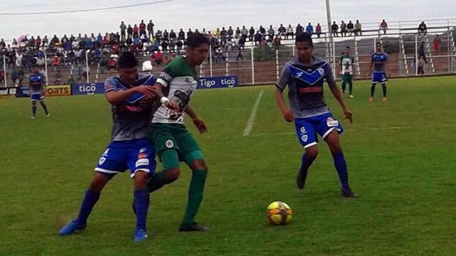 Samuel Galindo (centro) disputando el balón con su rival. Foto: Club Petrolero del Chaco