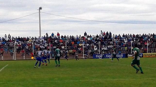 El partido se disputa en el estadio Federico Ibarra que queda a 10 minutos del centro de la capital chaqueña. Foto: Campeón