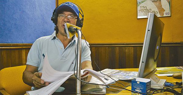 Hoy lo  escuchan en todo el país Hace más de 40 años que Carlos decidió probar con la radio y nunca solo el micrófono. Hoy se lo escucha en la radio Santa Cruz los sábados.