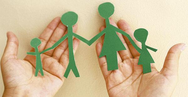 papás y mamás pasan mucho tiempo fuera de la casa. la actualidad les exige colaborarse en lo económico y en la crianza de los hijos en un mano a mano