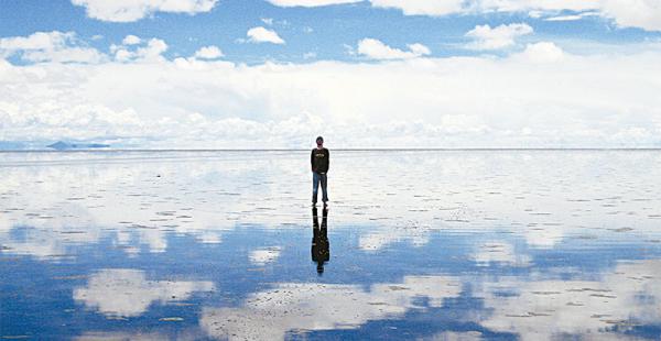 Lleve botas e impermeable Hay turistas que van al Salar de Uyuni cuando está con agua, tras la época de lluvias. El paisaje toma un efecto surrealista siendo ideal para fotos alucinantes.