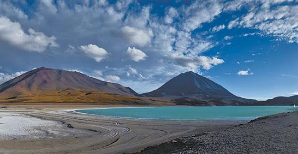 Alucinantes lagunas de colores La laguna Verde, la laguna Colorada y las aguas termales deleitan la vista al paso. Hay que tener la cámara en mano todo el tiempo para no perderse ese espectáculo de la naturaleza