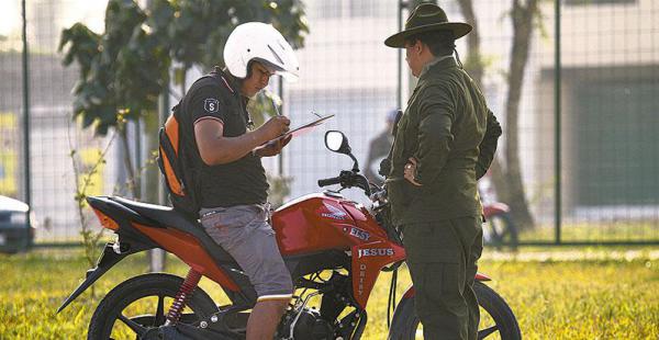 EN MOTO TAMBIÉN Los motociclistas están obligados a demostrar que saben conducir con responsabilidad y pericia, especialmente ahora que abundan los mototaxistas en la ciudad y en las provincias