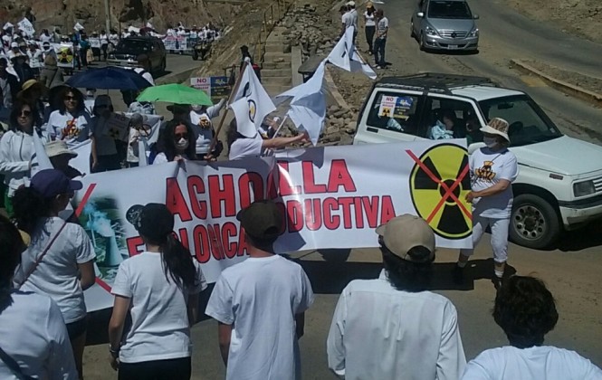 Cientos de vecinos de Mallasilla, Mallasa y Achocalla marcharon contra centro nuclear