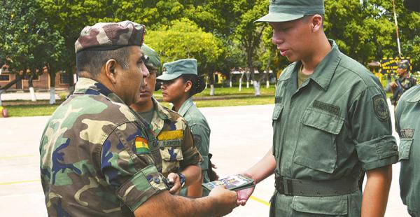 Premilitares reciben sus libretas militares en Manchego