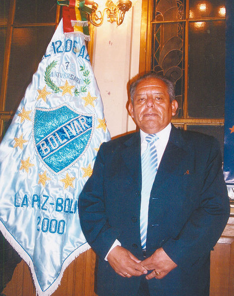 Jaime Jemio al lado del estandarte de Bolívar, el club al que le dio gran parte de su vida. Foto: Jaime Jemio