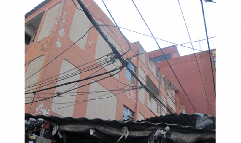Cables peligrosos. Esta imagen se la puede observar en cada esquina del mercado La Ramada. Las instalaciones deben ser realizadas por personal de la CRE.