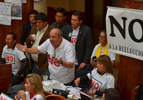 Políticos de oposición protestan en la Asamblea Legislativa Plurinacional contra la posible nueva reelección del presidente Evo Morales, el viernes en la noche. -   Apg Agencia