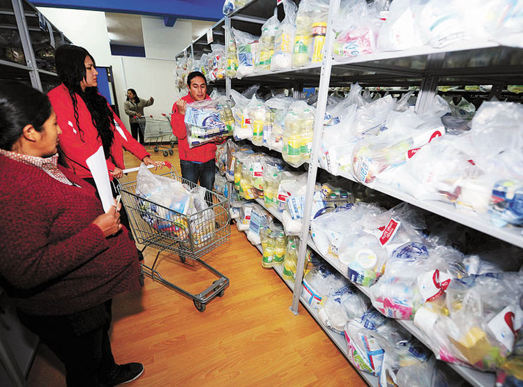 Stock. En seis anaqueles se distribuyen los paquetes.