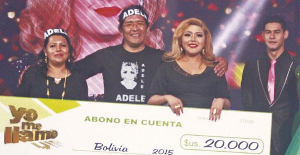 Daniela Levi posa junto al cheque que ganó en la gala final de Yo me llamo vip. Recibió el respaldo de público de todo el país
