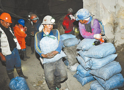 Tradicional. Un grupo de mineros cooperativistas en la mina Pailaviri, en el Cerro Rico de Potosí.