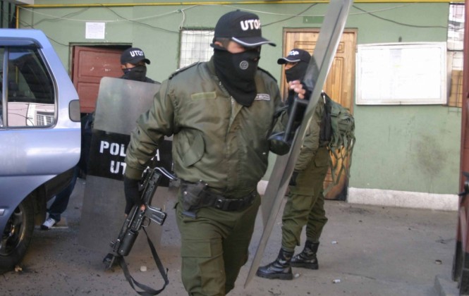Uniformados amenazan con marchar hacia La Paz si no se dejan sin efecto órdenes de destino Uniformados amenazan con marchar hacia La Paz si no se dejan sin efecto órdenes de destino