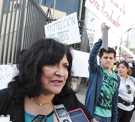 Protesta. Quienes apoyan a Rocabado (izq.) se manifestaron ayer.