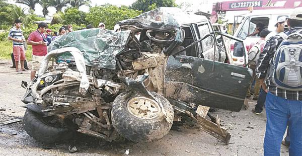 Así quedó la camioneta que chocó contra un camión Volvo