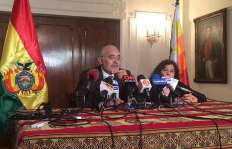 El expresidente Carlos Mesa durante la conferencia de prensa que ofreció en el Consulado de Bolivia en Santiago. Foto: @jacimolina