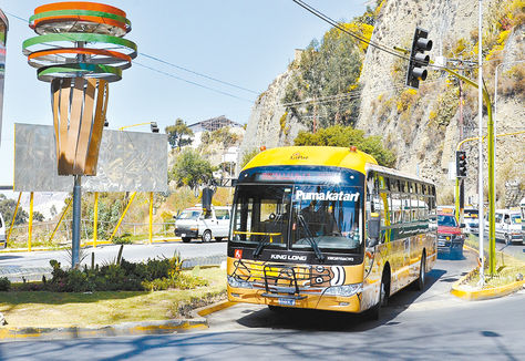 Sur. Un PumaKatari pasa junto a una de las cinco teas. Foto: Pedro Laguna