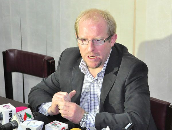 El gobernador del departamento de Tarija, Adrián Oliva, inició ayer su primer día de trabajo.